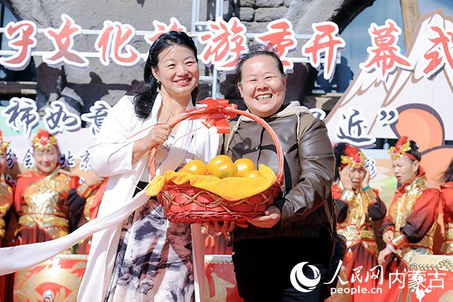 金黄饱满的大黄柿子。主办方供图