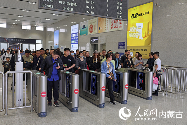 旅客进站乘车。张榆鸿摄