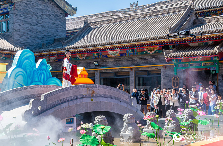 5月1日，游客在呼和浩特市玉泉区塞上老街旅游休闲街区观看“千秋昭君塞上情”沉浸式文旅演艺。丁根厚摄