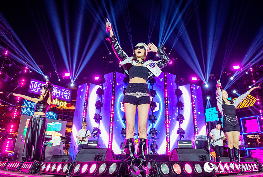 5月2日，音樂人在呼和浩特市玉泉區塞上老街音樂美食季“最青城 最青春”音樂派對現場獻唱。丁根厚攝