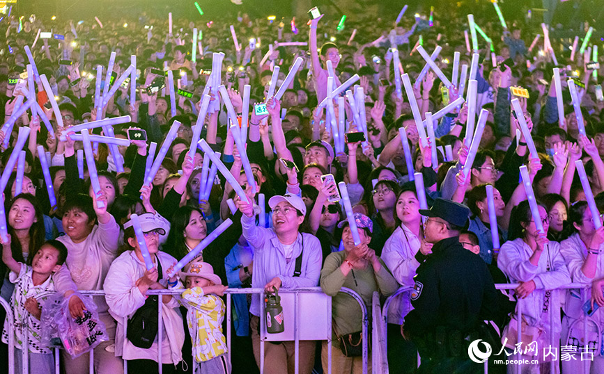 5月2日,呼和浩特市玉泉区塞上老街音乐美食季“最青城 最青春”音乐派对嗨唱现场。丁根厚摄