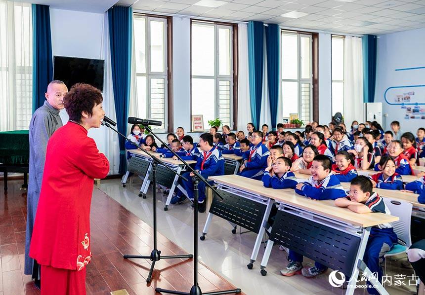 内蒙古大盛魁相声馆的演员在为呼和浩特市玉泉区小召小学学生表演相声《文明用语》。丁根厚摄