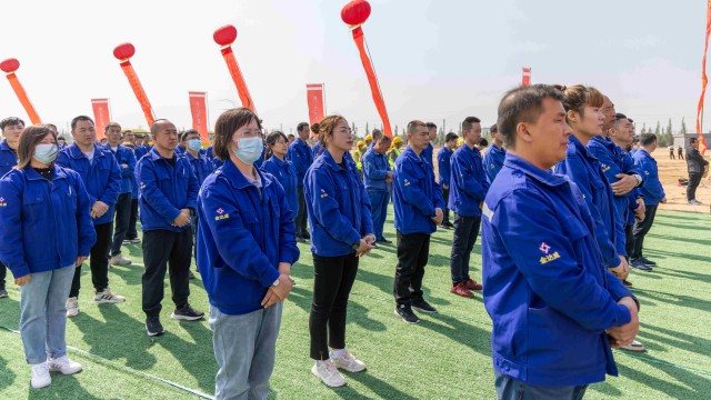 企业员工参加生物合成项目奠基仪式。乌力更 摄