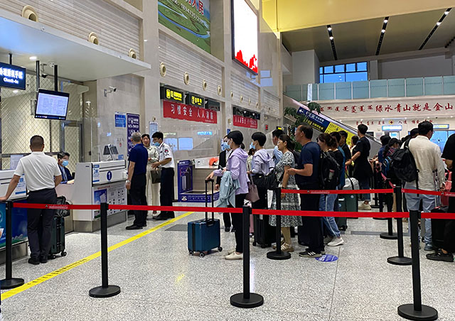出行乘客在机场大厅办理登机手续。