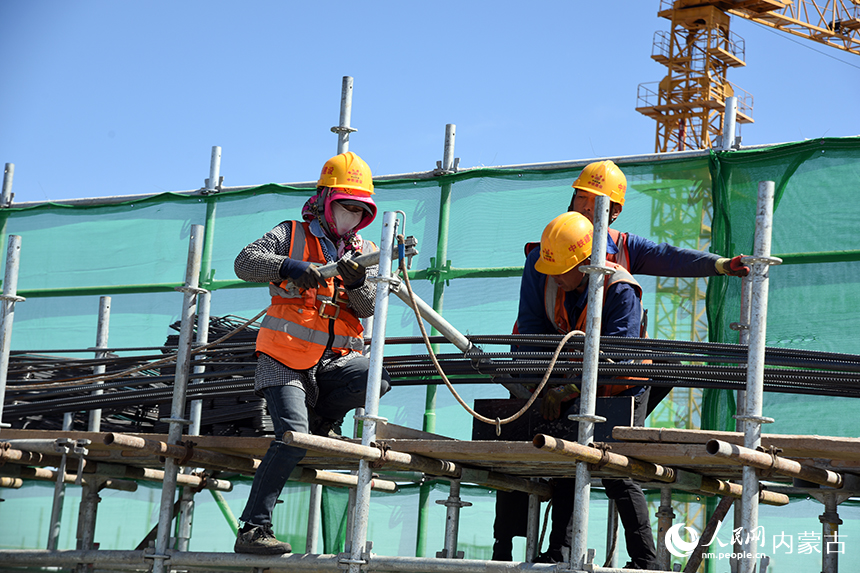 工人在丰镇北站建设施工现场作业。纪恩泉摄