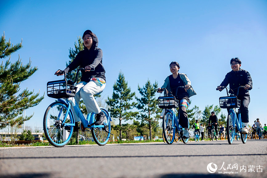 骑友们在赛罕区花海之约骑行。人民网记者 寇雅楠摄