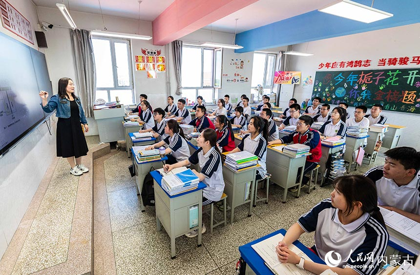 呼和浩特市第十二中学的教师杨瑞峰在为高三学生授课。丁根厚摄