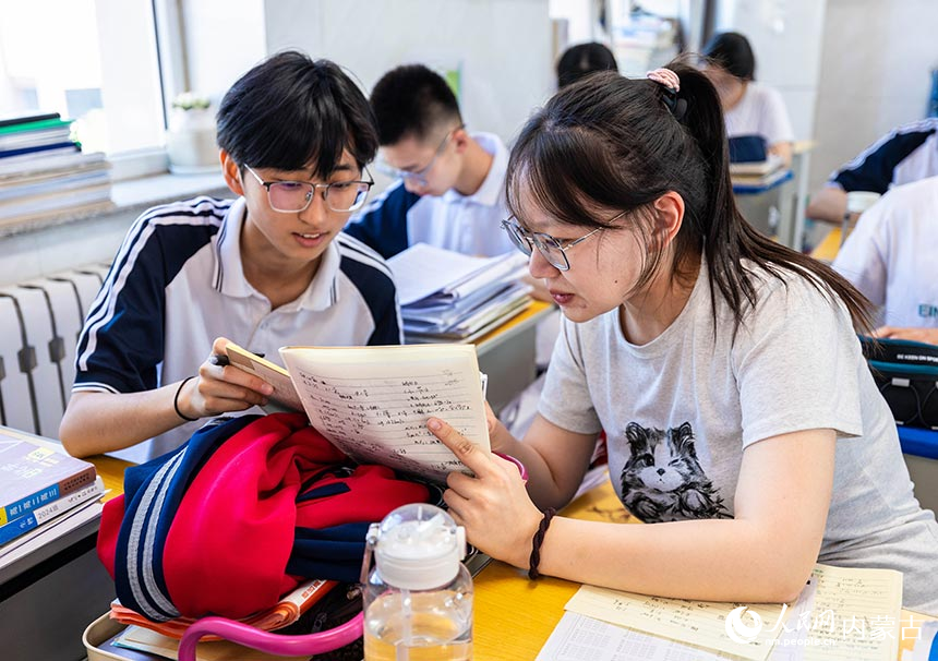 呼和浩特市第十二中学高三学生在加紧复习，全力以赴冲刺高考。丁根厚摄