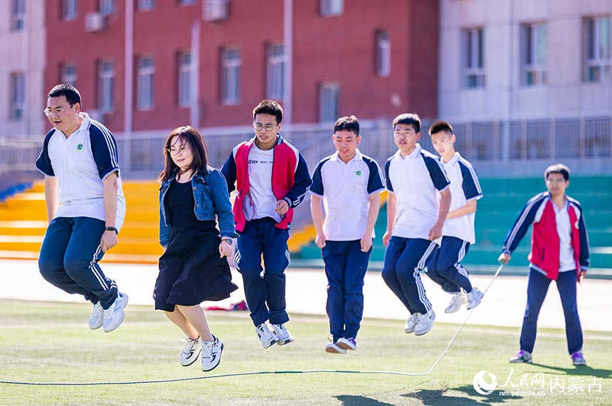 呼和浩特市第十二中学高三年级师生在参加跳大绳趣味运动比赛。丁根厚摄