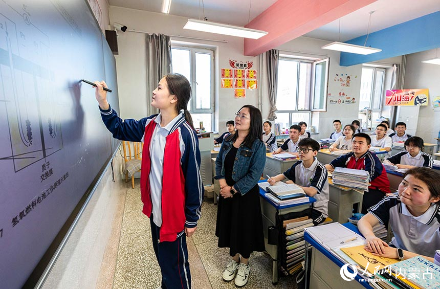 呼和浩特市第十二中學的高三學生正在教室內上課。丁根厚攝