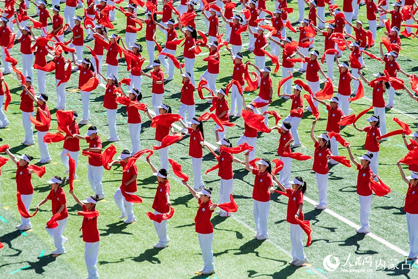 呼和浩特市玉泉区石东路小学参演学生在表演安代舞《一起向未来》。丁根厚摄