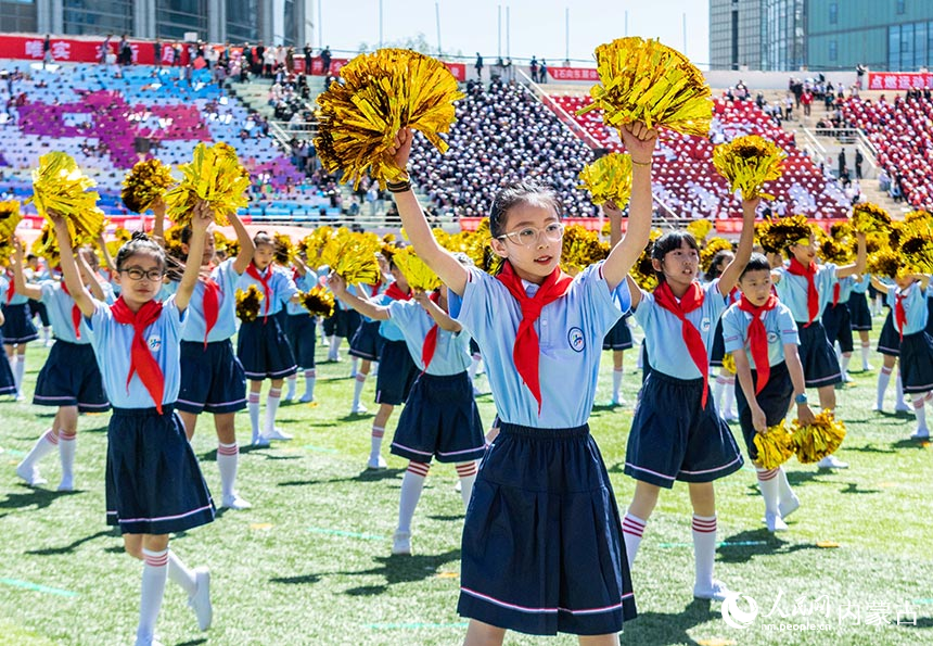 呼和浩特市玉泉区银河南街小学参演学生在表演韵律操《银河之光筑梦未来》。丁根厚摄