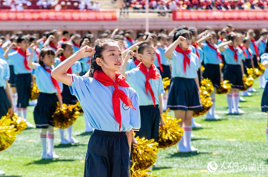 呼和浩特市玉泉区银河南街小学参演学生在表演韵律操《银河之光筑梦未来》。丁根厚摄