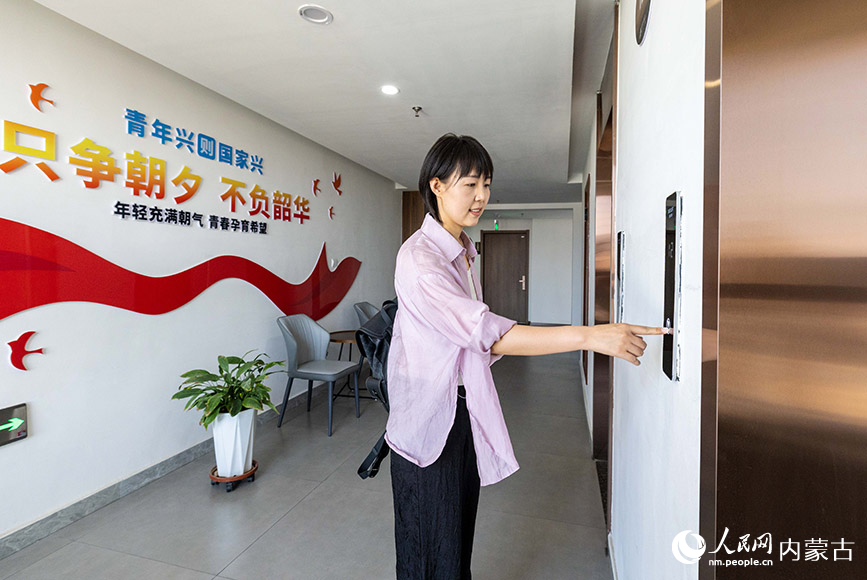 5月20日，住户赵婷在呼和浩特市玉泉区人才公寓内准备乘坐电梯出行。丁根厚摄