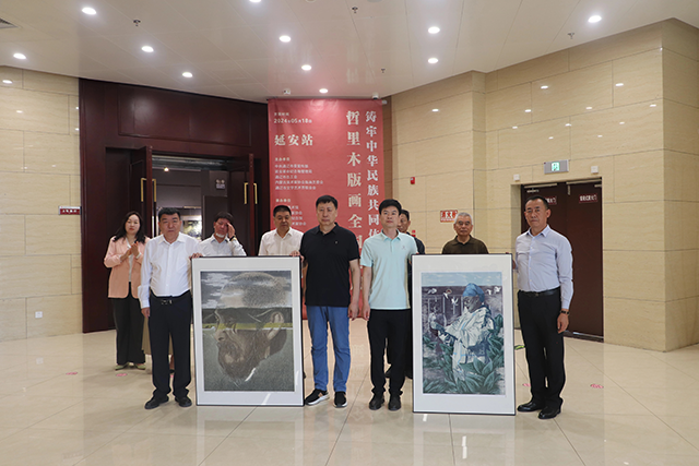 版画作品《科尔沁之子—诗人王磊》、《抗疫英模何淑花》被延安鲁艺文化中心永久收藏。通辽市美术馆供图