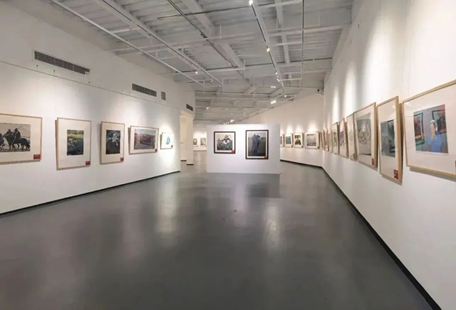 在广东省东莞市棠美术馆展出的哲里木版画作品。通辽市美术馆供图