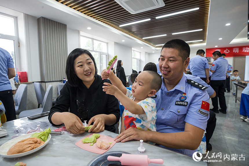 二连出入境边防检查站民警和孩子们一起动手制作面点。郭鹏杰摄