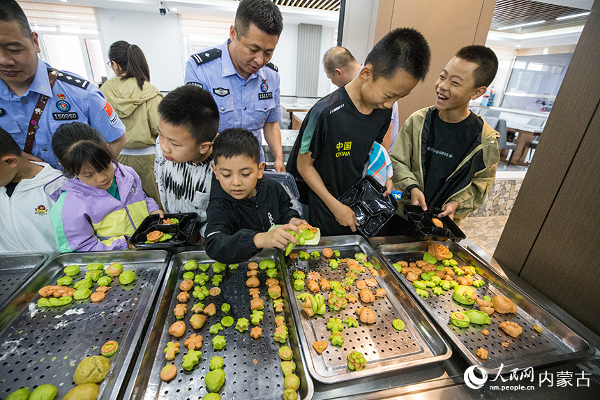 警娃们将新手制作的面点用餐盒打包。郭鹏杰摄