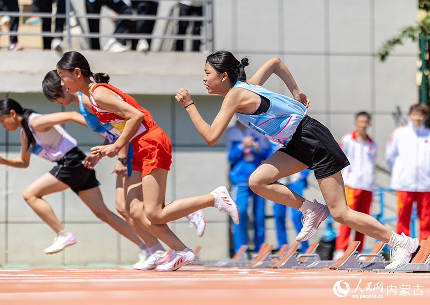 5月26日，参赛选手在呼和浩特市中学生田径运动会女子初中组五项全能100米栏比赛中起跑。丁根厚摄