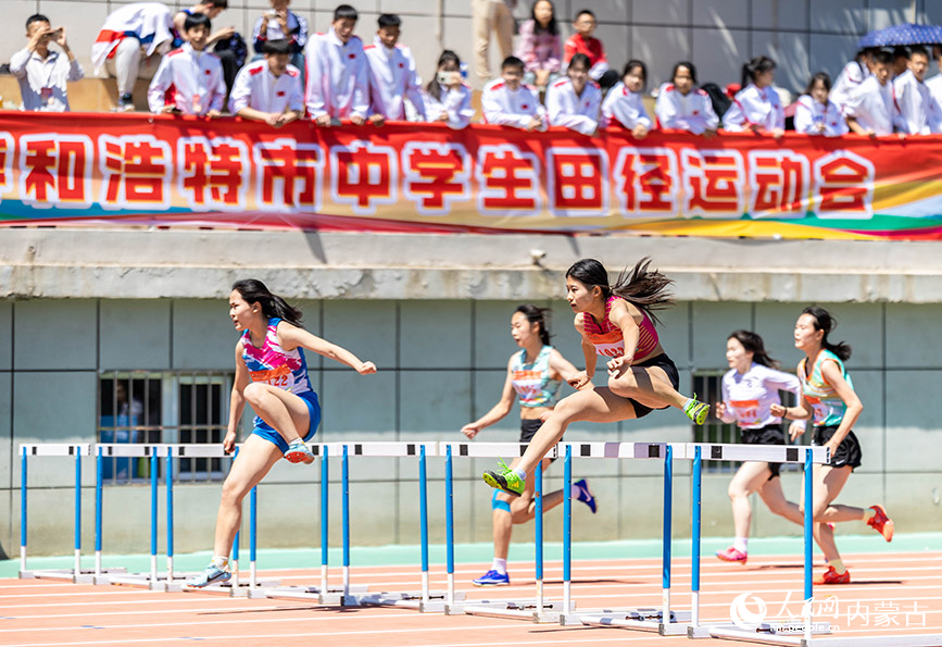 5月26日，參賽選手在呼和浩特市中學生田徑運動會女子高中組100米欄預賽比賽中。丁根厚攝