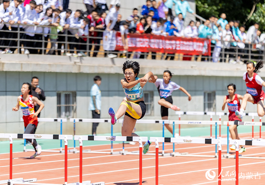 5月26日，参赛选手在呼和浩特市中学生田径运动会女子高中组100米栏预赛比赛中。丁根厚摄