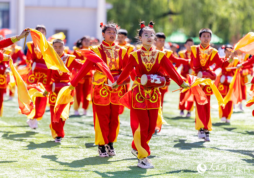 5月26日，学生在呼和浩特市中学生田径运动会开幕式上表演《欢乐腰鼓》。丁根厚摄