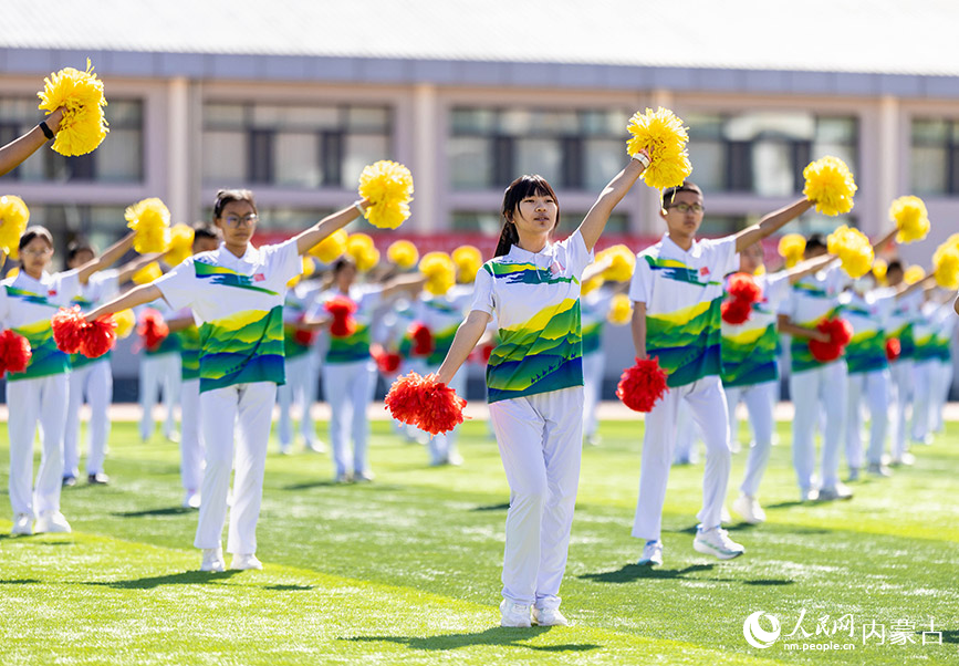 5月26日，学生在呼和浩特市中学生田径运动会开幕式上表演《永远跟党走 舞动新时代》。丁根厚摄