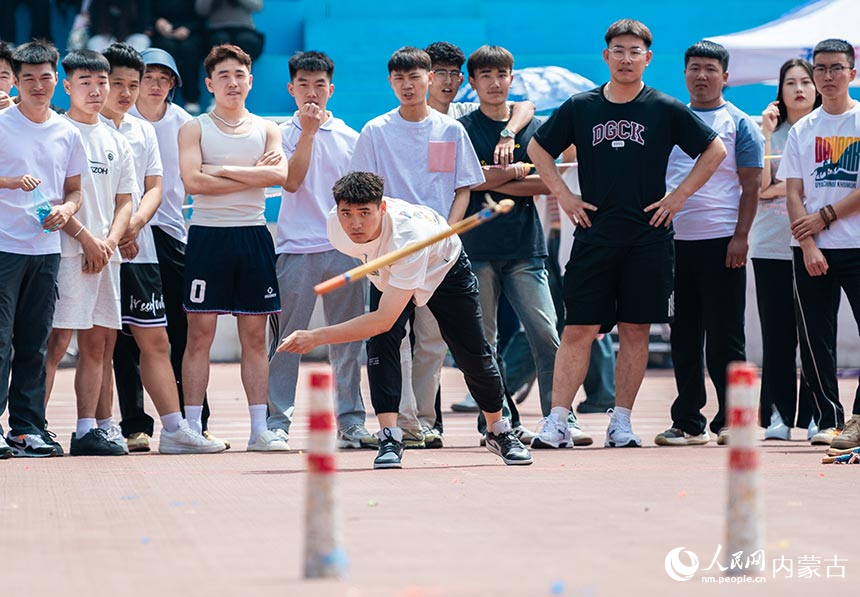 呼和浩特民族學院的學生在那達慕文化節上參加布魯比賽。丁根厚攝