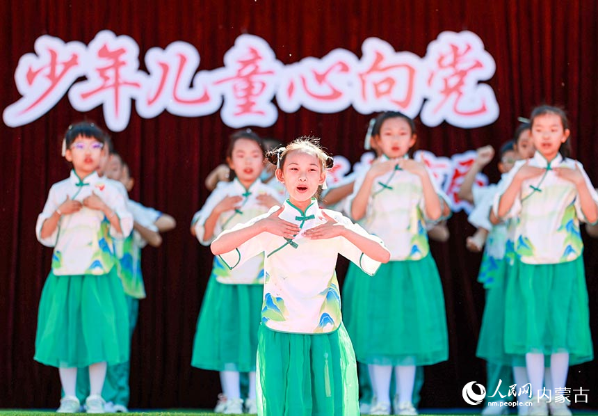 呼和浩特市玉泉区西菜园小学学生在庆“六一”文艺演出现场表演舞蹈《上春山》。丁根厚摄