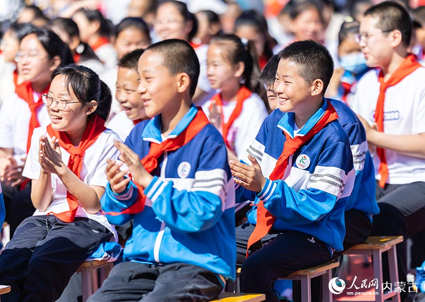 呼和浩特市玉泉区西菜园小学学生在观看庆“六一”文艺演出时露出开心的笑容。丁根厚摄