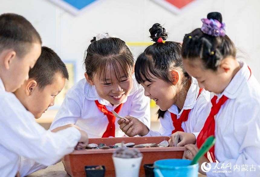 呼和浩特市玉泉区西菜园小学学生在校园农场体验种植多肉植物。丁根厚摄