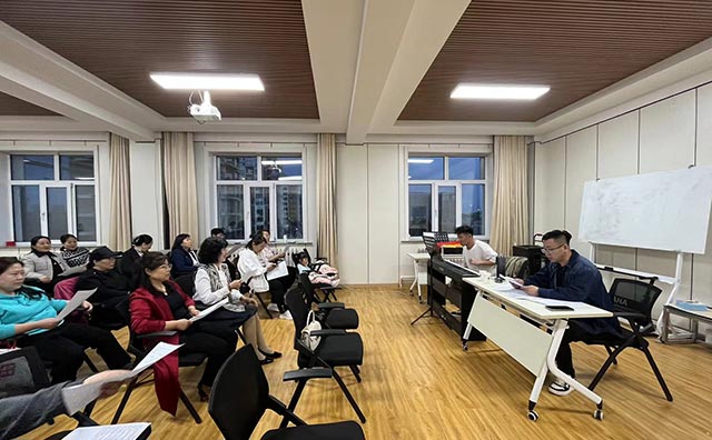 文化村长”陈晓龙现场教授党员唱红歌。