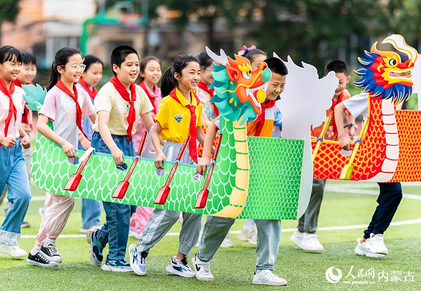 呼和浩特市玉泉区五塔寺东街小学学生在“我们的节日·端午”主题活动上进行划旱龙舟比赛。丁根厚摄