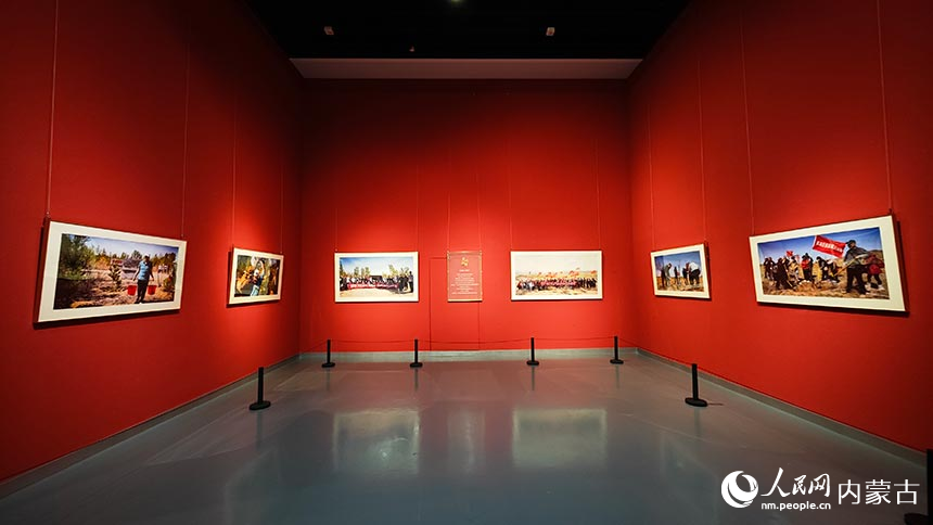 现场展出的摄影作品。人民网记者 张雪冬摄
