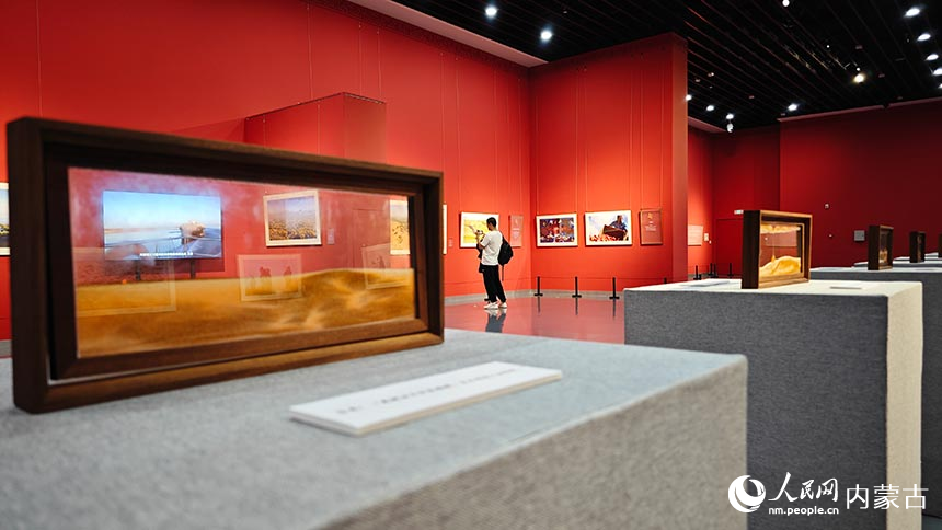 游客在展馆中参观。人民网记者 张雪冬摄