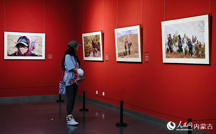 游客在展馆中参观。人民网记者 张雪冬摄