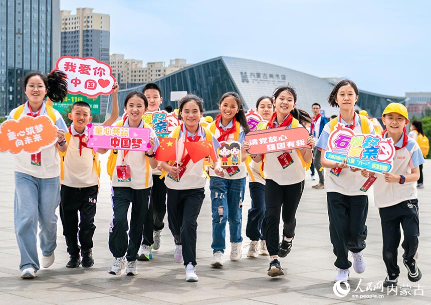 紅領巾愛祖國，石榴籽一家親。 丁根厚攝