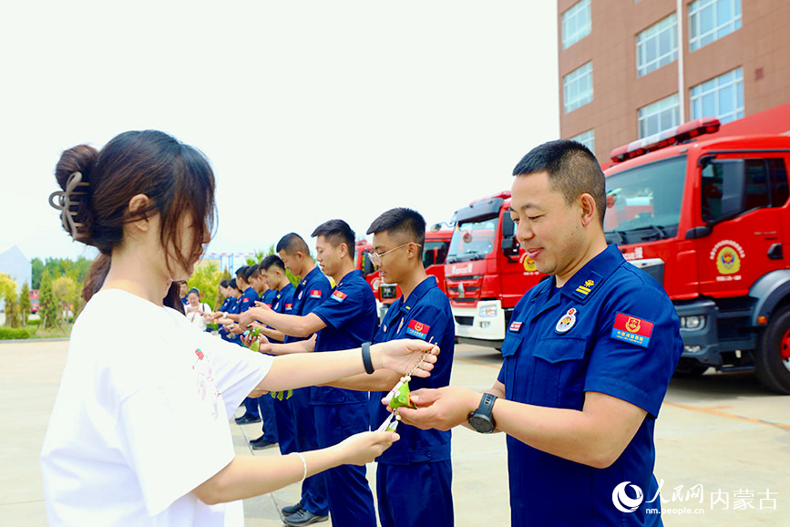 学生给消防员送平安香囊。人民网记者 李睿摄