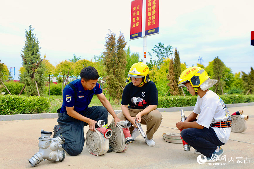 消防器材讲解。人民网记者 李睿摄