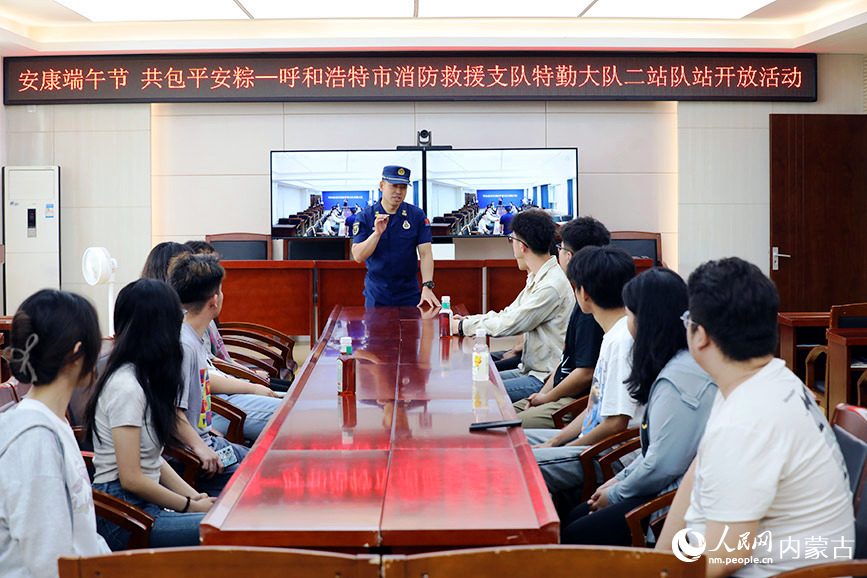 介绍消防安全知识。人民网记者 李睿摄