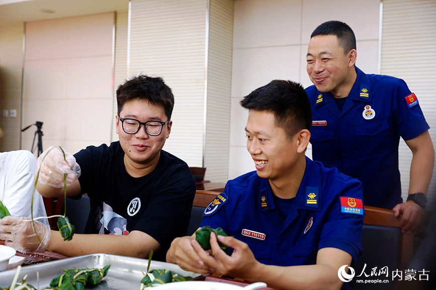 体验包粽子。人民网记者 李睿摄