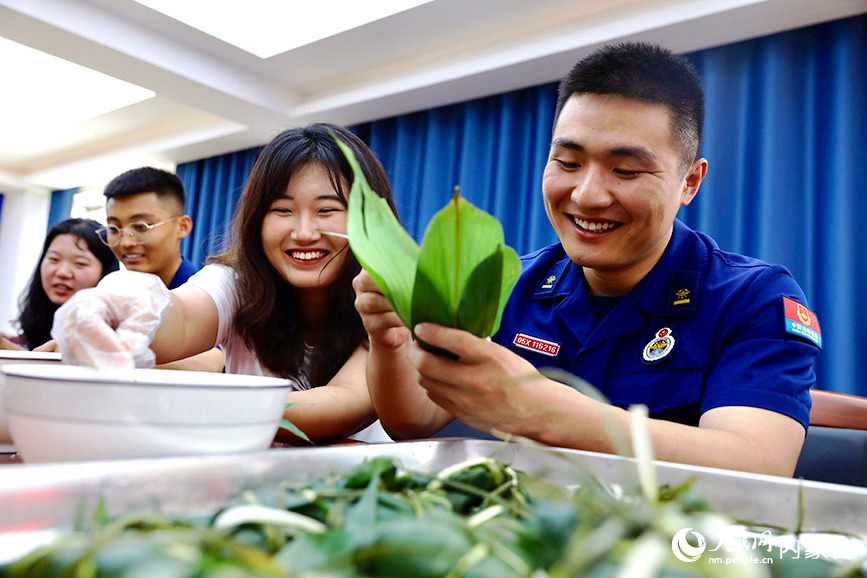 体验包粽子。人民网记者 李睿摄