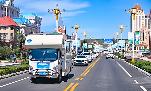 阿尔山旅游度假区内旅游车辆接踵而至。