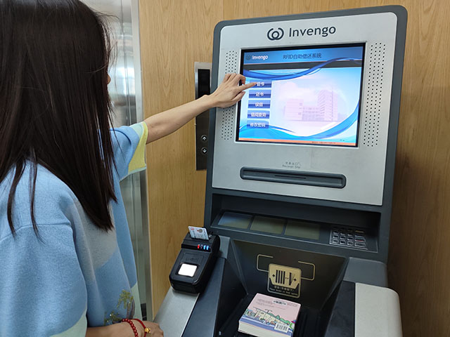 居民正在用社保卡借书。