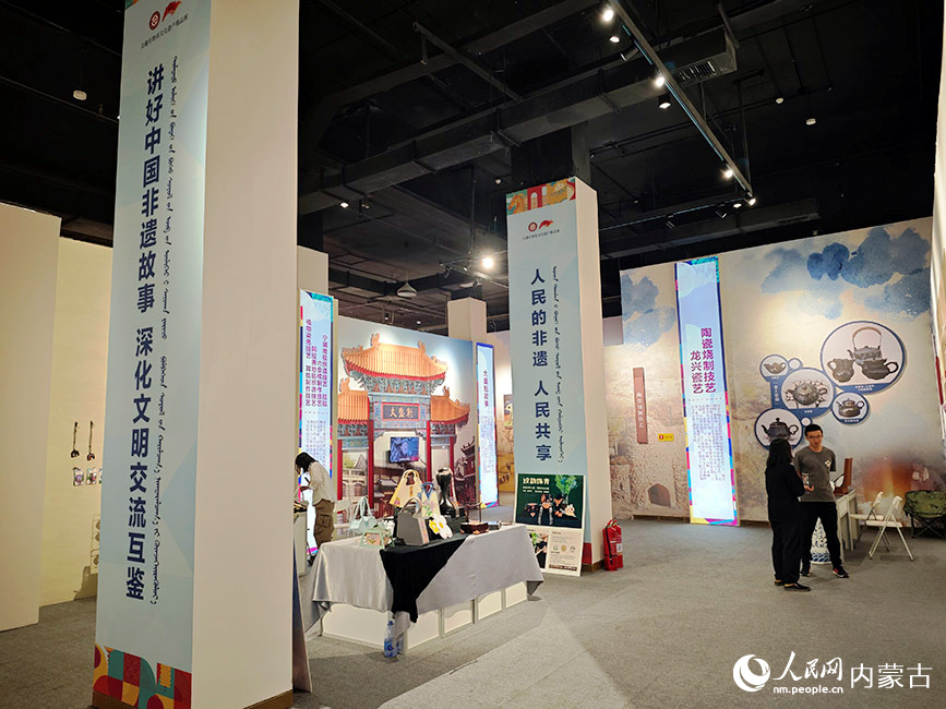 北疆非物质文化遗产精品展现场。人民网记者 刘艺琳摄