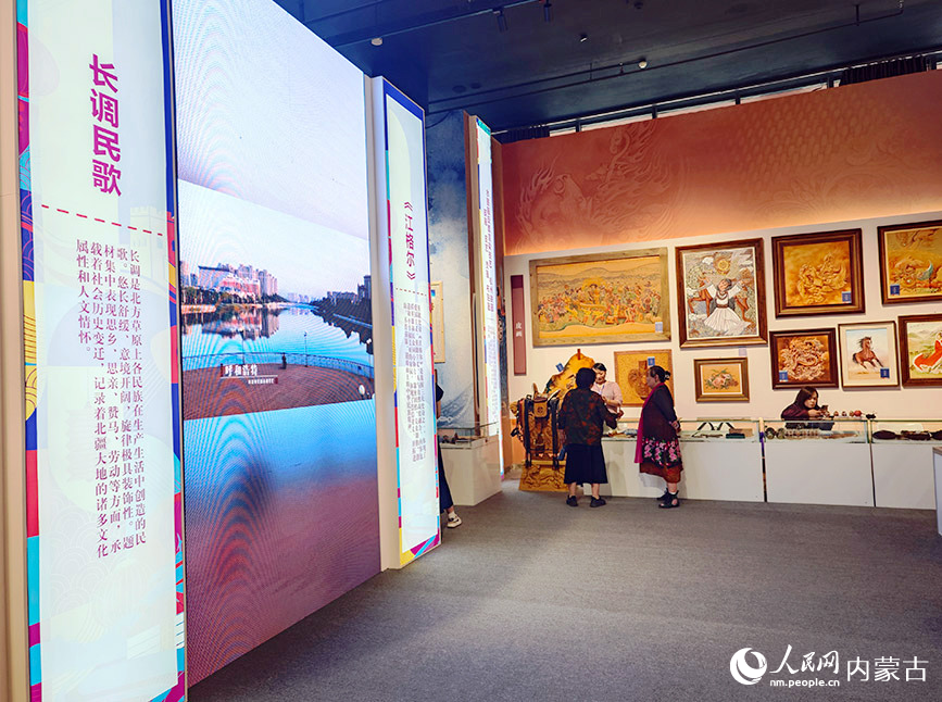 北疆非物质文化遗产精品展现场。人民网记者 刘艺琳摄