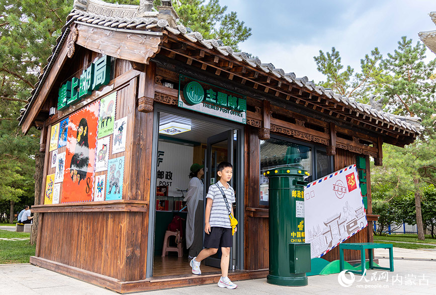 6月18日，来自福建的游客从呼和浩特市玉泉区塞上老街旅游休闲街区“塞上主题邮局”内走出。丁根厚摄