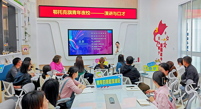 演讲与口才课上，老师正在为同学们讲解声音的产生。边新泽摄