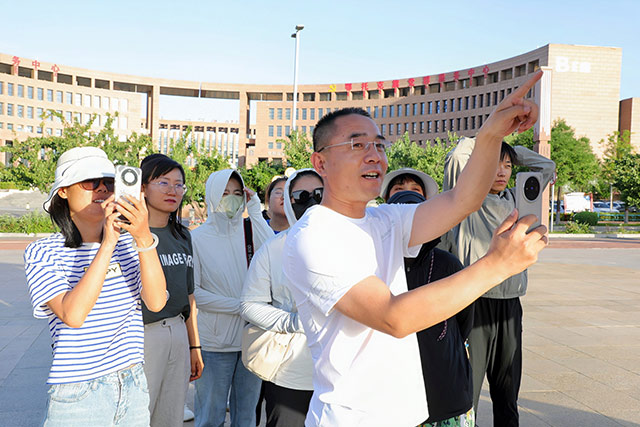 摄影课上，老师带领青年们走出教室，在室外实地感受摄影的魅力。边新泽摄