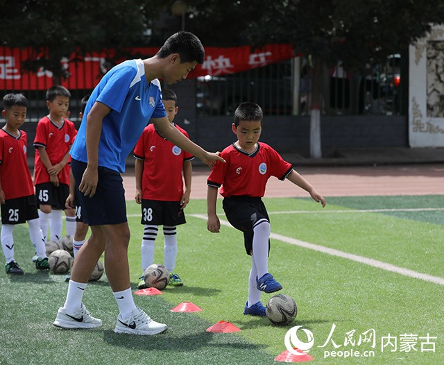 指导小球员练习。人民网记者 齐浩男摄